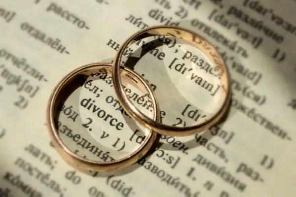 Image of rings removed before divorce mediation Cornwall